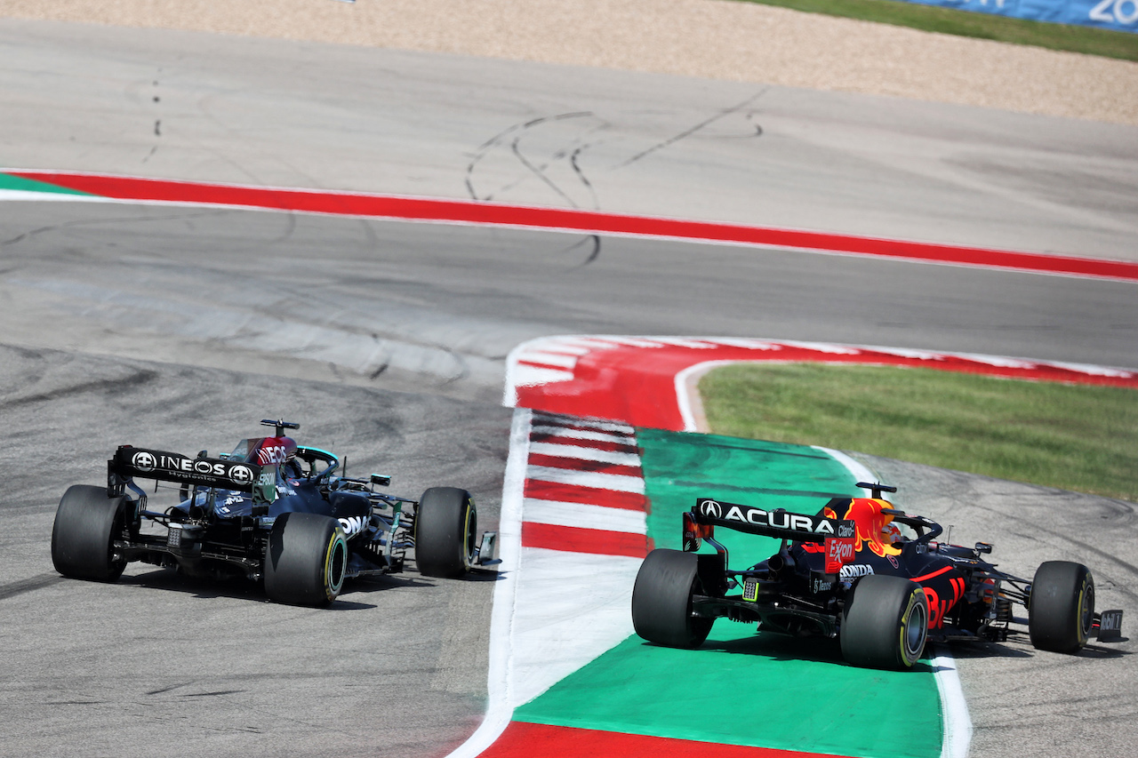 GP STATI UNITI, (L to R): Lewis Hamilton (GBR) Mercedes AMG F1 W12 e Max Verstappen (NLD) Red Bull Racing RB16B battle for the lead at the partenza of the race.
24.10.2021. Formula 1 World Championship, Rd 17, United States Grand Prix, Austin, Texas, USA, Gara Day.
- www.xpbimages.com, EMail: requests@xpbimages.com © Copyright: Batchelor / XPB Images