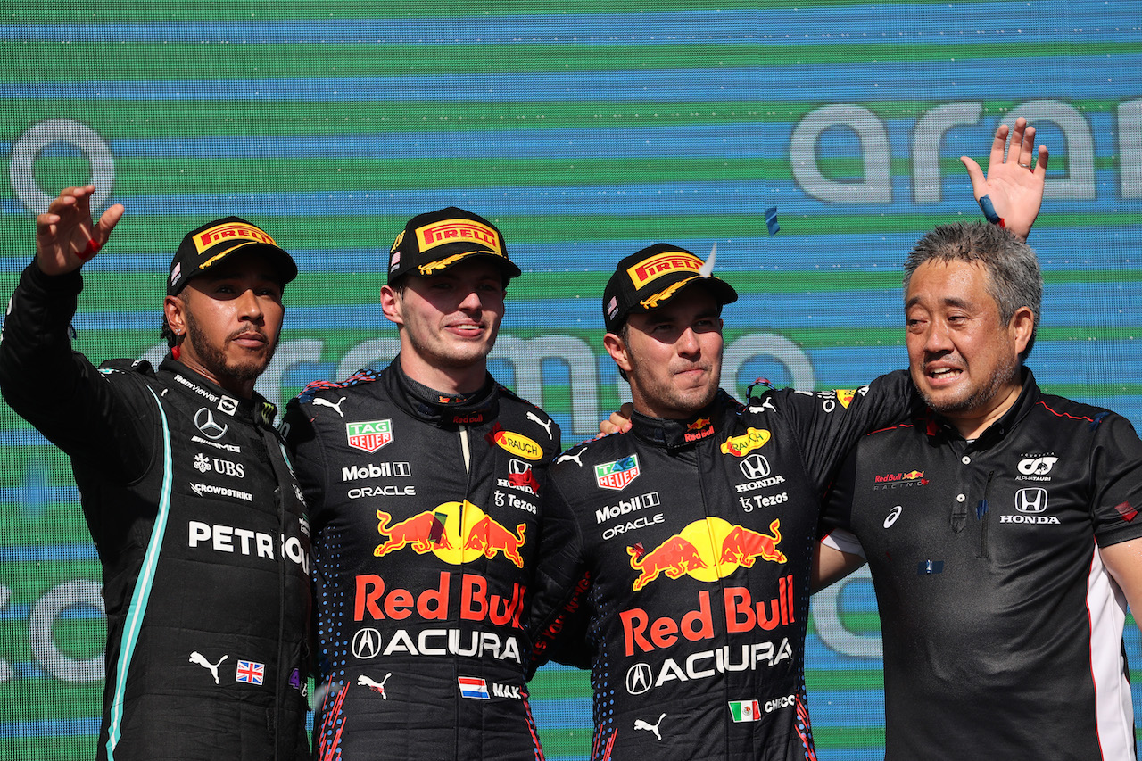 GP STATI UNITI, 1st place Max Verstappen (NLD) Red Bull Racing RB16B, 2nd place Lewis Hamilton (GBR) Mercedes AMG F1 W12, 3rd place Sergio Perez (MEX) Red Bull Racing RB16B e Masashi Yamamoto (JPN) Honda Racing F1 Managing Director
24.10.2021. Formula 1 World Championship, Rd 17, United States Grand Prix, Austin, Texas, USA, Gara Day.
- www.xpbimages.com, EMail: requests@xpbimages.com ¬© Copyright: Batchelor / XPB Images