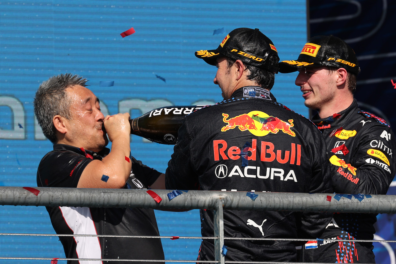GP STATI UNITI, 1st place Max Verstappen (NLD) Red Bull Racing RB16B with , 3rd place Sergio Perez (MEX) Red Bull Racing RB16B e Masashi Yamamoto (JPN) Honda Racing F1 Managing Director
24.10.2021. Formula 1 World Championship, Rd 17, United States Grand Prix, Austin, Texas, USA, Gara Day.
- www.xpbimages.com, EMail: requests@xpbimages.com ¬© Copyright: Batchelor / XPB Images
