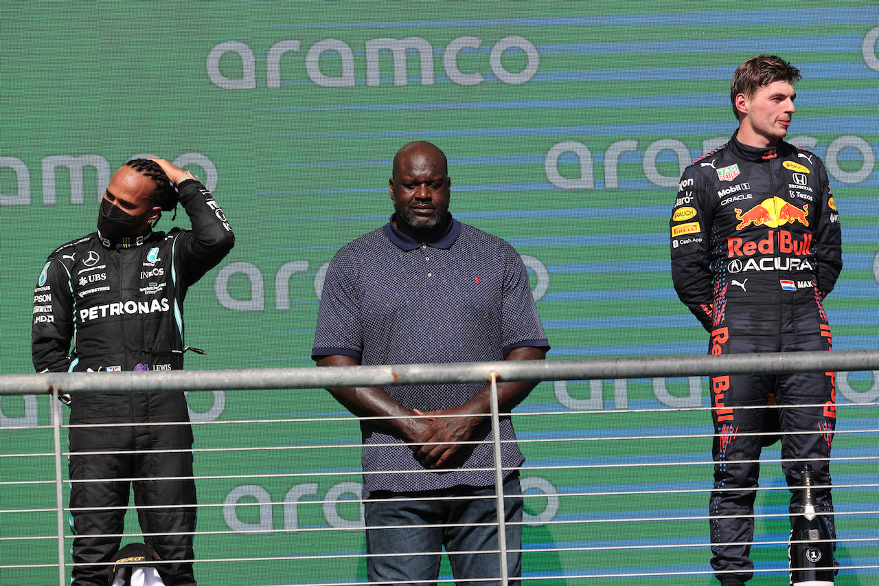 GP STATI UNITI, 2nd place Lewis Hamilton (GBR) Mercedes AMG F1 W12 with Shaquille O'Neal (USA), American former professional basketball player e 1st place Max Verstappen (NLD) Red Bull Racing RB16B.
24.10.2021. Formula 1 World Championship, Rd 17, United States Grand Prix, Austin, Texas, USA, Gara Day.
- www.xpbimages.com, EMail: requests@xpbimages.com ¬© Copyright: Batchelor / XPB Images