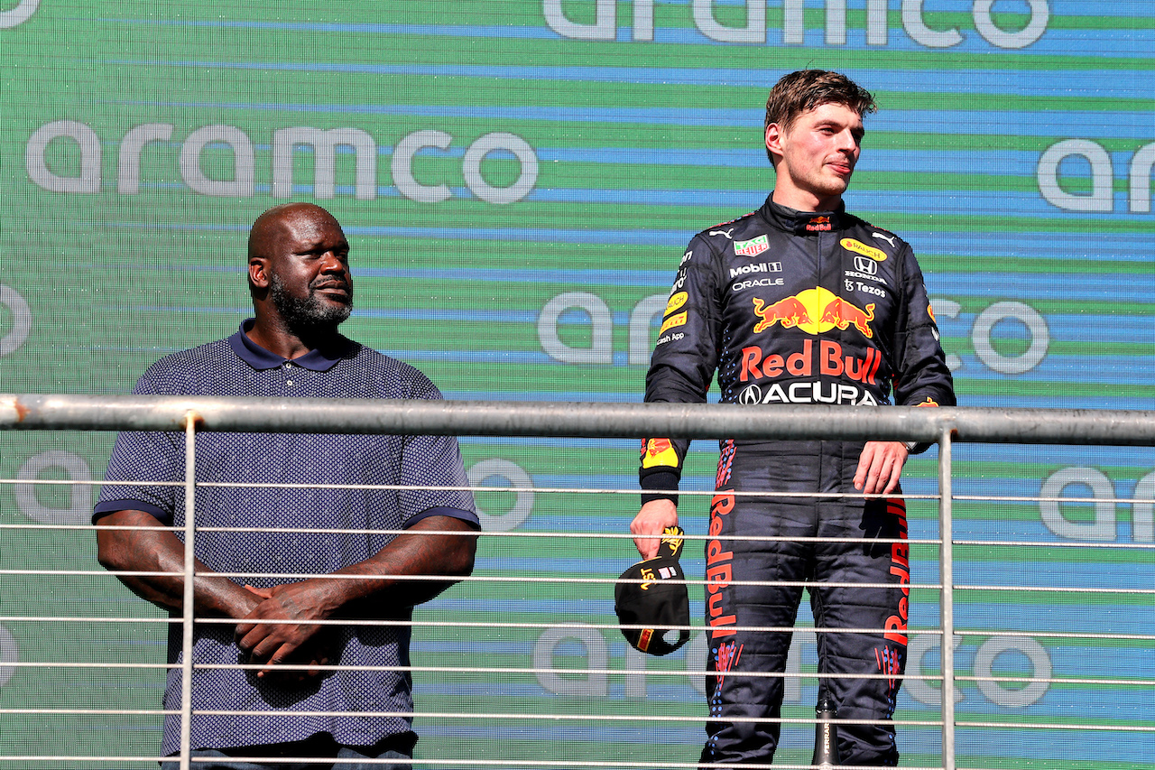 GP STATI UNITI, (L to R): Shaquille O'Neal (USA) Former Basketball Player with vincitore Max Verstappen (NLD) Red Bull Racing on the podium.
24.10.2021. Formula 1 World Championship, Rd 17, United States Grand Prix, Austin, Texas, USA, Gara Day.
- www.xpbimages.com, EMail: requests@xpbimages.com © Copyright: Moy / XPB Images