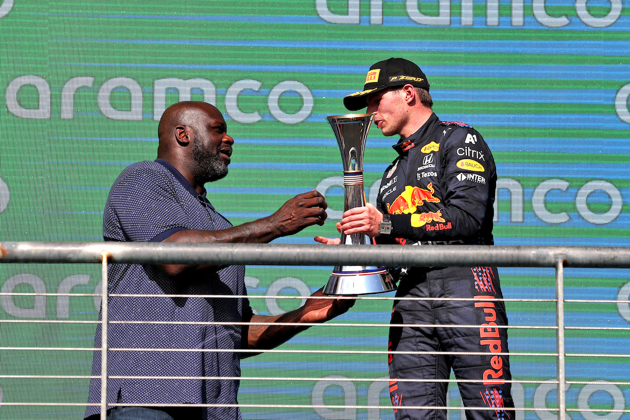 GP STATI UNITI, (L to R): Shaquille O'Neal (USA) Former Basketball Player with vincitore Max Verstappen (NLD) Red Bull Racing on the podium.
24.10.2021. Formula 1 World Championship, Rd 17, United States Grand Prix, Austin, Texas, USA, Gara Day.
- www.xpbimages.com, EMail: requests@xpbimages.com © Copyright: Moy / XPB Images