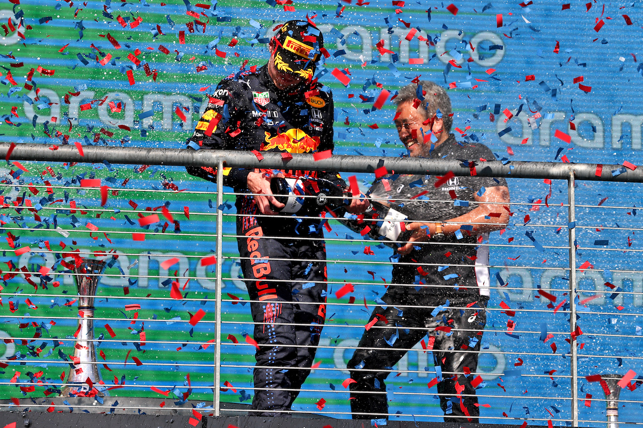 GP STATI UNITI, (L to R): Gara winner Max Verstappen (NLD) Red Bull Racing celebrates on the podium with Masashi Yamamoto (JPN) Honda Racing F1 Managing Director.
24.10.2021. Formula 1 World Championship, Rd 17, United States Grand Prix, Austin, Texas, USA, Gara Day.
- www.xpbimages.com, EMail: requests@xpbimages.com © Copyright: Moy / XPB Images