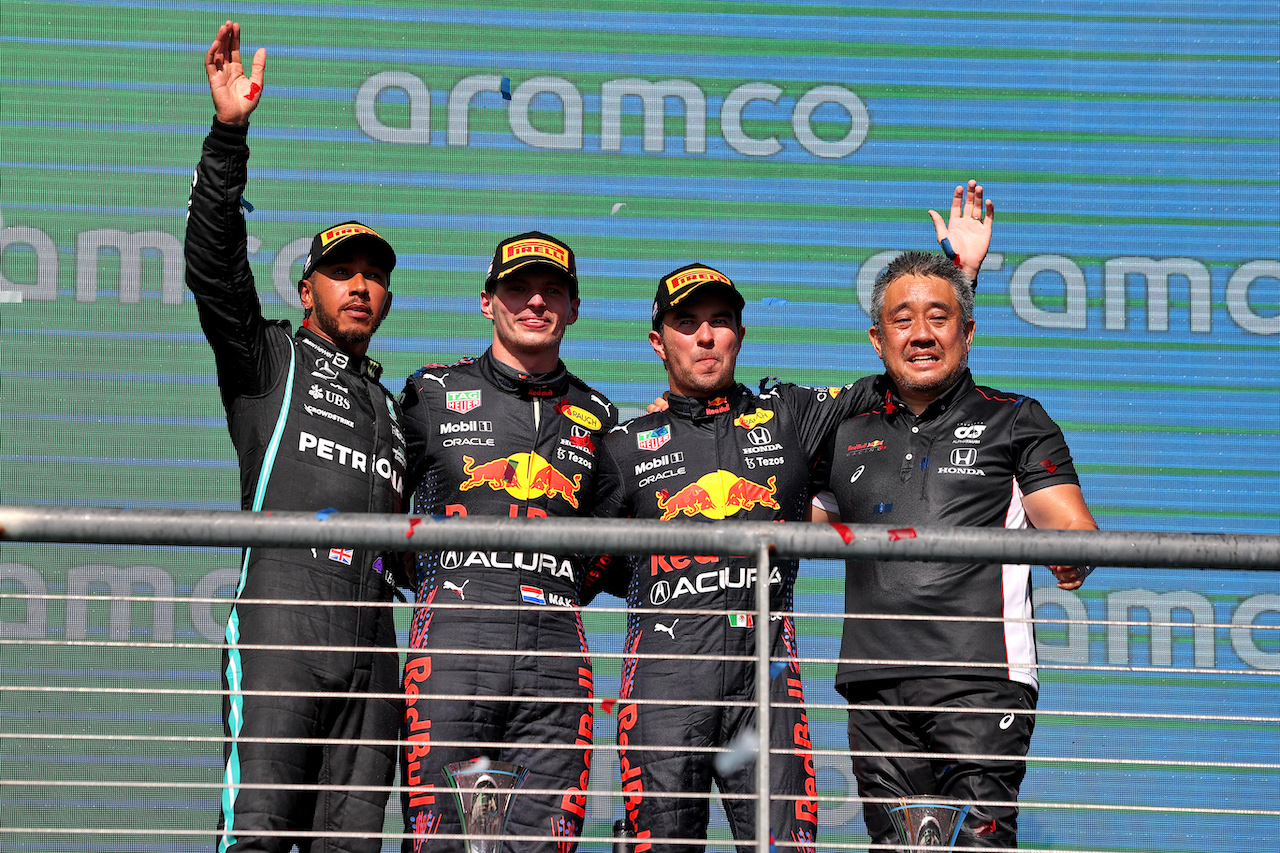 GP STATI UNITI, The podium (L to R): Lewis Hamilton (GBR) Mercedes AMG F1, second;Max Verstappen (NLD) Red Bull Racing, vincitore; Sergio Perez (MEX) Red Bull Racing, third; Masashi Yamamoto (JPN) Honda Racing F1 Managing Director.
24.10.2021. Formula 1 World Championship, Rd 17, United States Grand Prix, Austin, Texas, USA, Gara Day.
- www.xpbimages.com, EMail: requests@xpbimages.com © Copyright: Moy / XPB Images