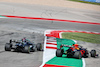 GP STATI UNITI, (L to R): Lewis Hamilton (GBR) Mercedes AMG F1 W12 e Max Verstappen (NLD) Red Bull Racing RB16B battle for the lead at the partenza of the race.
24.10.2021. Formula 1 World Championship, Rd 17, United States Grand Prix, Austin, Texas, USA, Gara Day.
- www.xpbimages.com, EMail: requests@xpbimages.com © Copyright: Batchelor / XPB Images