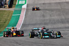 GP STATI UNITI, Lewis Hamilton (GBR) Mercedes AMG F1 W12 davanti a Max Verstappen (NLD) Red Bull Racing RB16B.
24.10.2021. Formula 1 World Championship, Rd 17, United States Grand Prix, Austin, Texas, USA, Gara Day.
- www.xpbimages.com, EMail: requests@xpbimages.com © Copyright: Batchelor / XPB Images