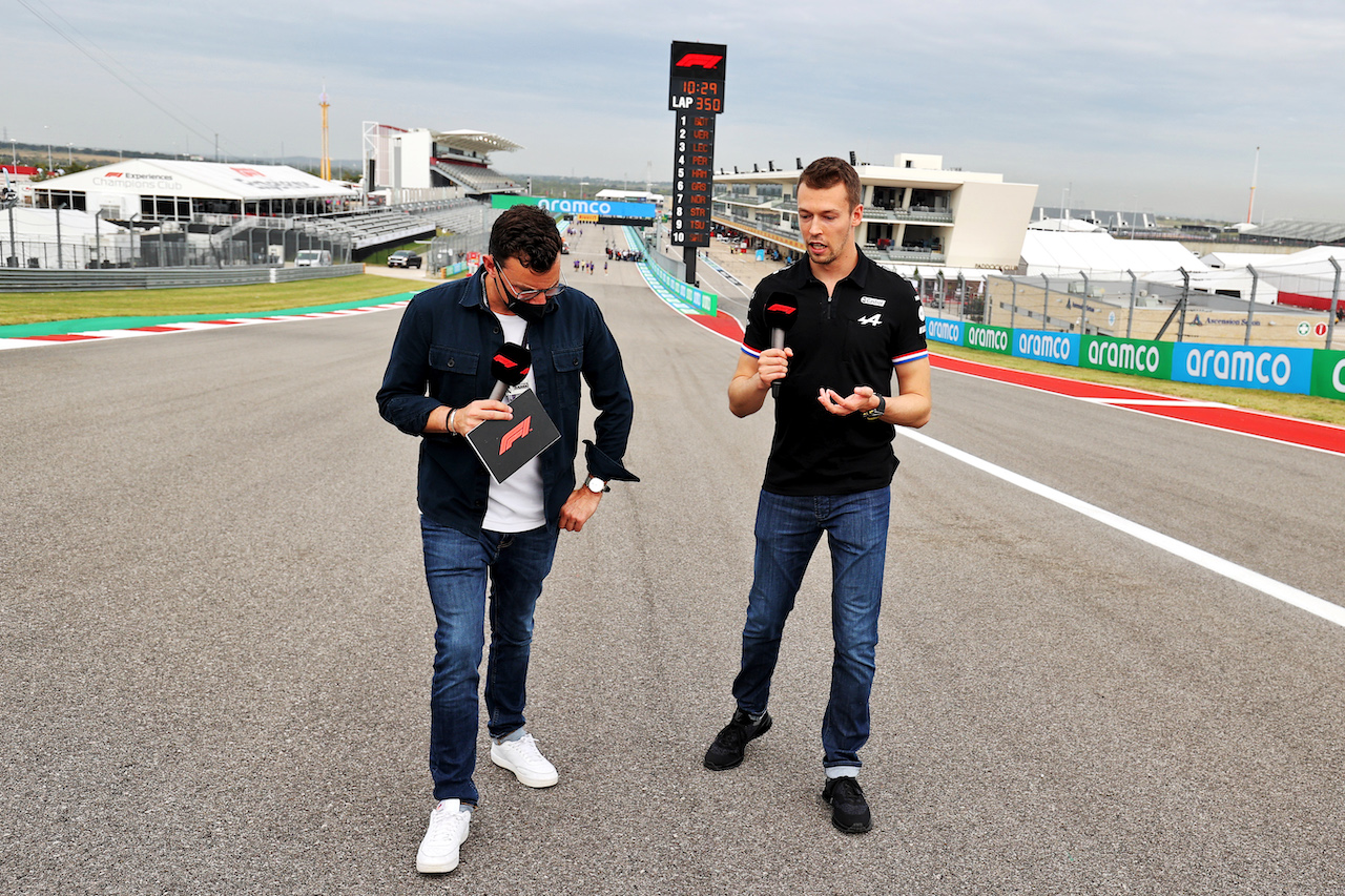 GP STATI UNITI, Daniil Kvyat (RUS) Alpine F1 Team Reserve Driver with Will Buxton (GBR) F1 Digital Presenter.
21.10.2021. Formula 1 World Championship, Rd 17, United States Grand Prix, Austin, Texas, USA, Preparation Day.
- www.xpbimages.com, EMail: requests@xpbimages.com © Copyright: Moy / XPB Images