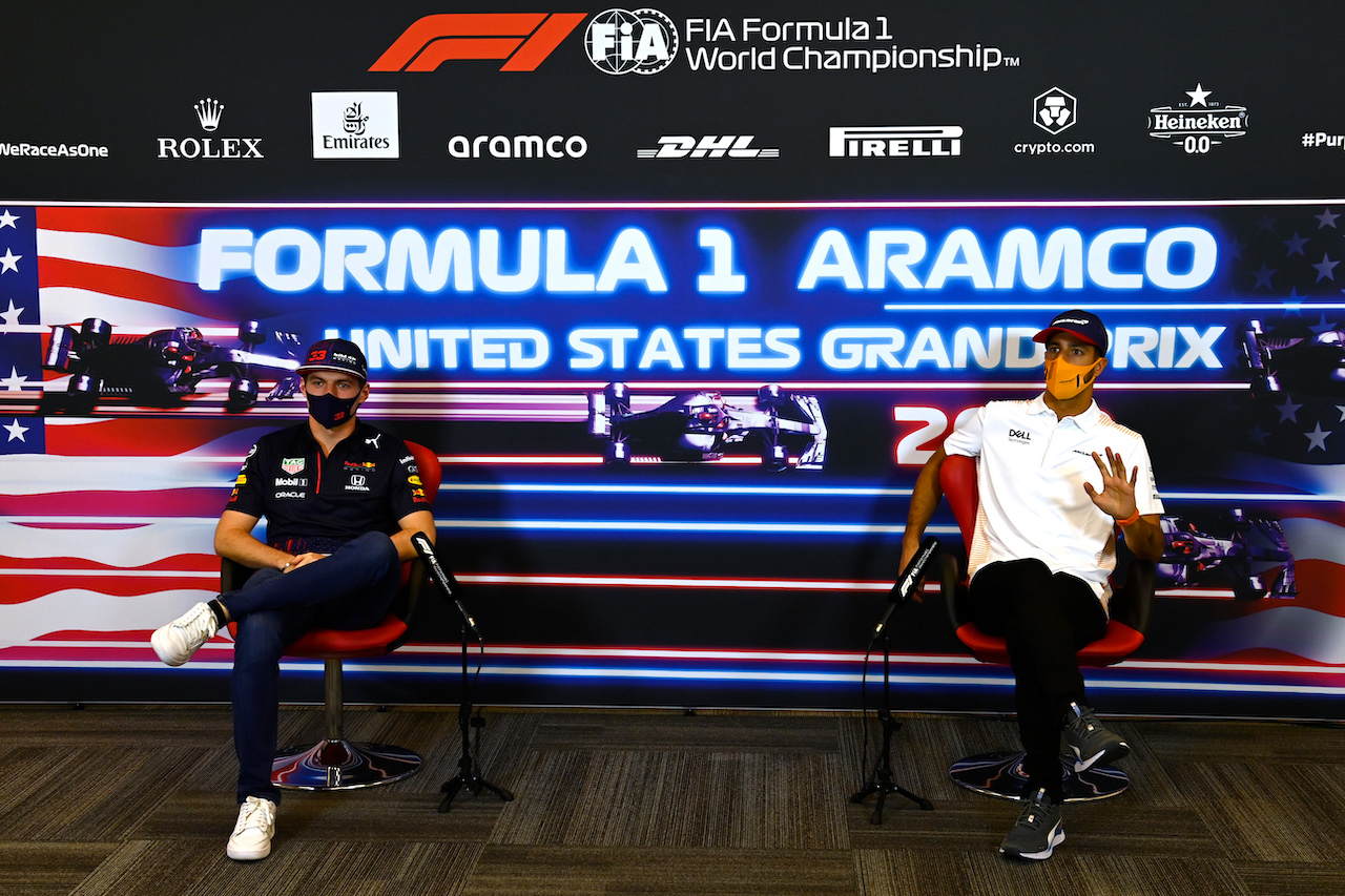 GP STATI UNITI, (L to R): Max Verstappen (NLD) Red Bull Racing e Daniel Ricciardo (AUS) McLaren in the FIA Press Conference.
21.10.2021. Formula 1 World Championship, Rd 17, United States Grand Prix, Austin, Texas, USA, Preparation Day.
- www.xpbimages.com, EMail: requests@xpbimages.com © Copyright: FIA Pool Image for Editorial Use Only