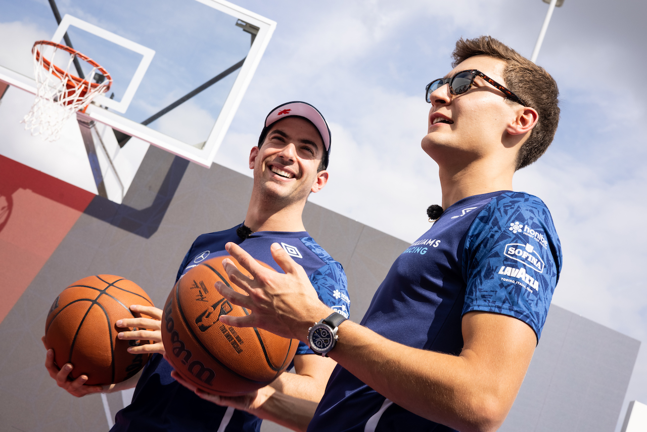 GP STATI UNITI, Nicholas Latifi (CDN) Williams Racing e George Russell (GBR) Williams Racing FW43B play basketball in the paddock.
21.10.2021. Formula 1 World Championship, Rd 17, United States Grand Prix, Austin, Texas, USA, Preparation Day.
- www.xpbimages.com, EMail: requests@xpbimages.com © Copyright: Bearne / XPB Images
