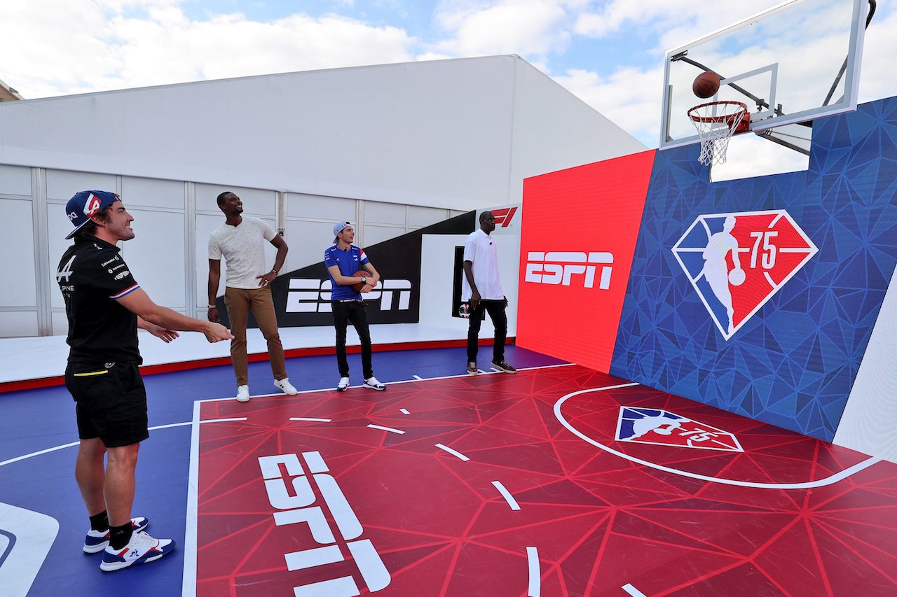 GP STATI UNITI, Fernando Alonso (ESP) Alpine F1 Team plays basketball in the paddock.
21.10.2021. Formula 1 World Championship, Rd 17, United States Grand Prix, Austin, Texas, USA, Preparation Day.
- www.xpbimages.com, EMail: requests@xpbimages.com © Copyright: Moy / XPB Images