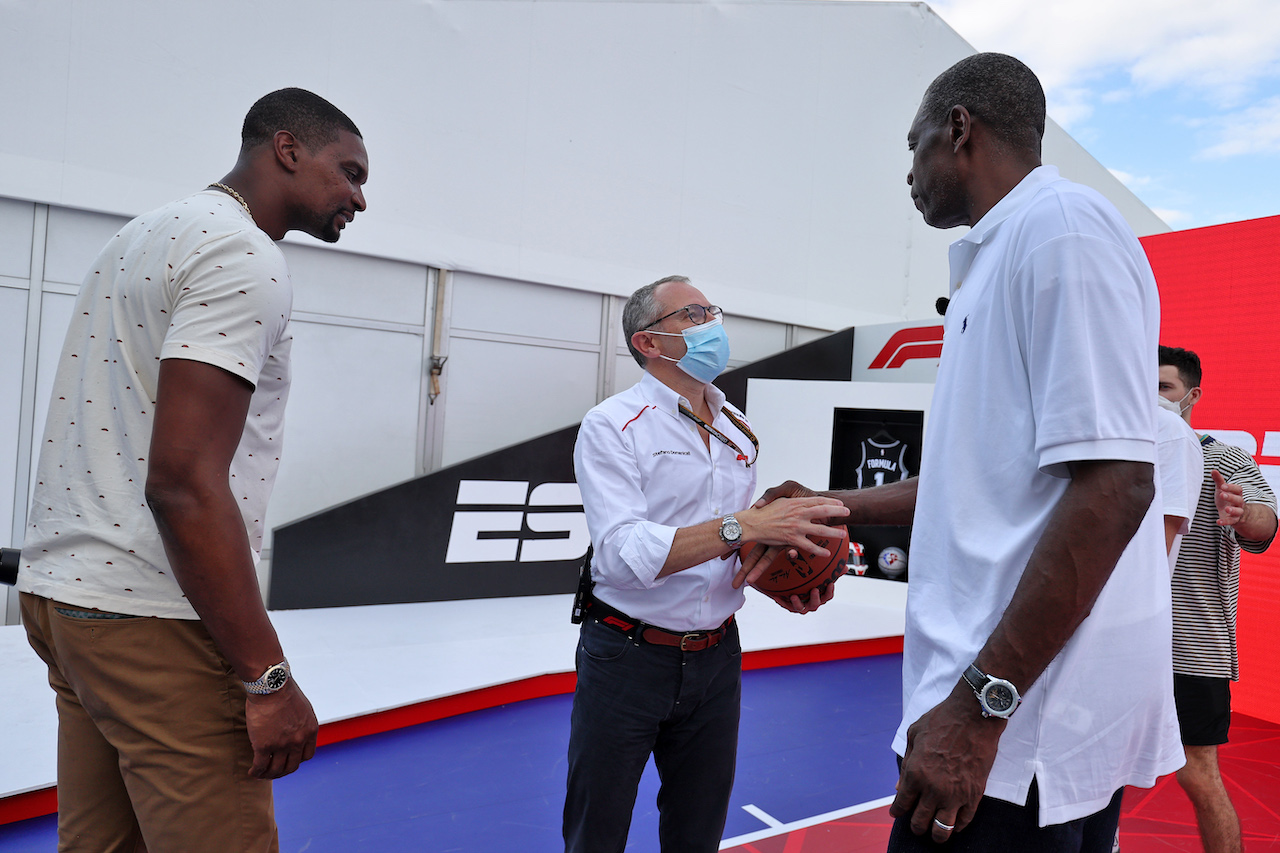 GP STATI UNITI, (L to R): Chris Bosh (USA) Former Basketball Player with Stefano Domenicali (ITA) Formula One President e CEO e Dikembe Mutombo, Former Basketball Player.
21.10.2021. Formula 1 World Championship, Rd 17, United States Grand Prix, Austin, Texas, USA, Preparation Day.
- www.xpbimages.com, EMail: requests@xpbimages.com © Copyright: Moy / XPB Images