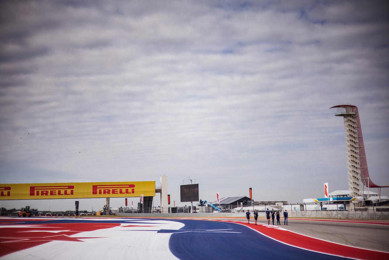 GP STATI UNITI, Nicholas Latifi (CDN) Williams Racing walks the circuit with the team.
21.10.2021. Formula 1 World Championship, Rd 17, United States Grand Prix, Austin, Texas, USA, Preparation Day.
- www.xpbimages.com, EMail: requests@xpbimages.com © Copyright: Bearne / XPB Images