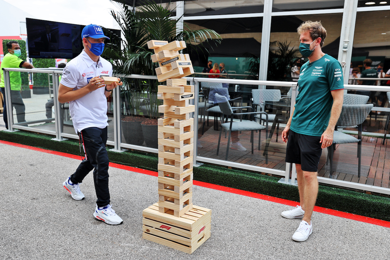 GP STATI UNITI, (L to R): Mick Schumacher (GER) Haas F1 Team with Sebastian Vettel (GER) Aston Martin F1 Team.
21.10.2021. Formula 1 World Championship, Rd 17, United States Grand Prix, Austin, Texas, USA, Preparation Day.
- www.xpbimages.com, EMail: requests@xpbimages.com © Copyright: Moy / XPB Images