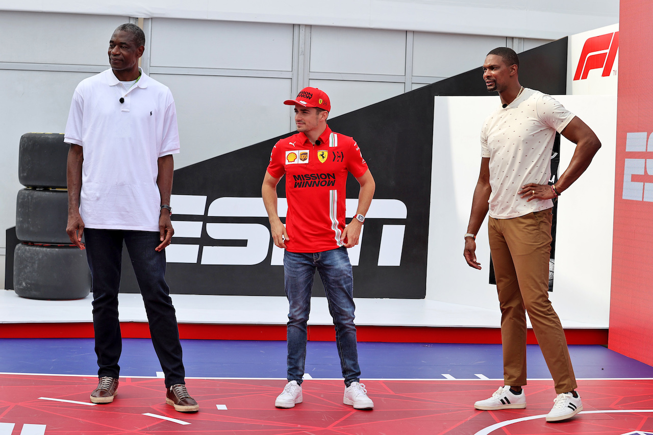 GP STATI UNITI, (L to R): Dikembe Mutombo, Former Basketball Player with Charles Leclerc (MON) Ferrari e Chris Bosh (USA) Former Basketball Player.
21.10.2021. Formula 1 World Championship, Rd 17, United States Grand Prix, Austin, Texas, USA, Preparation Day.
- www.xpbimages.com, EMail: requests@xpbimages.com © Copyright: Moy / XPB Images