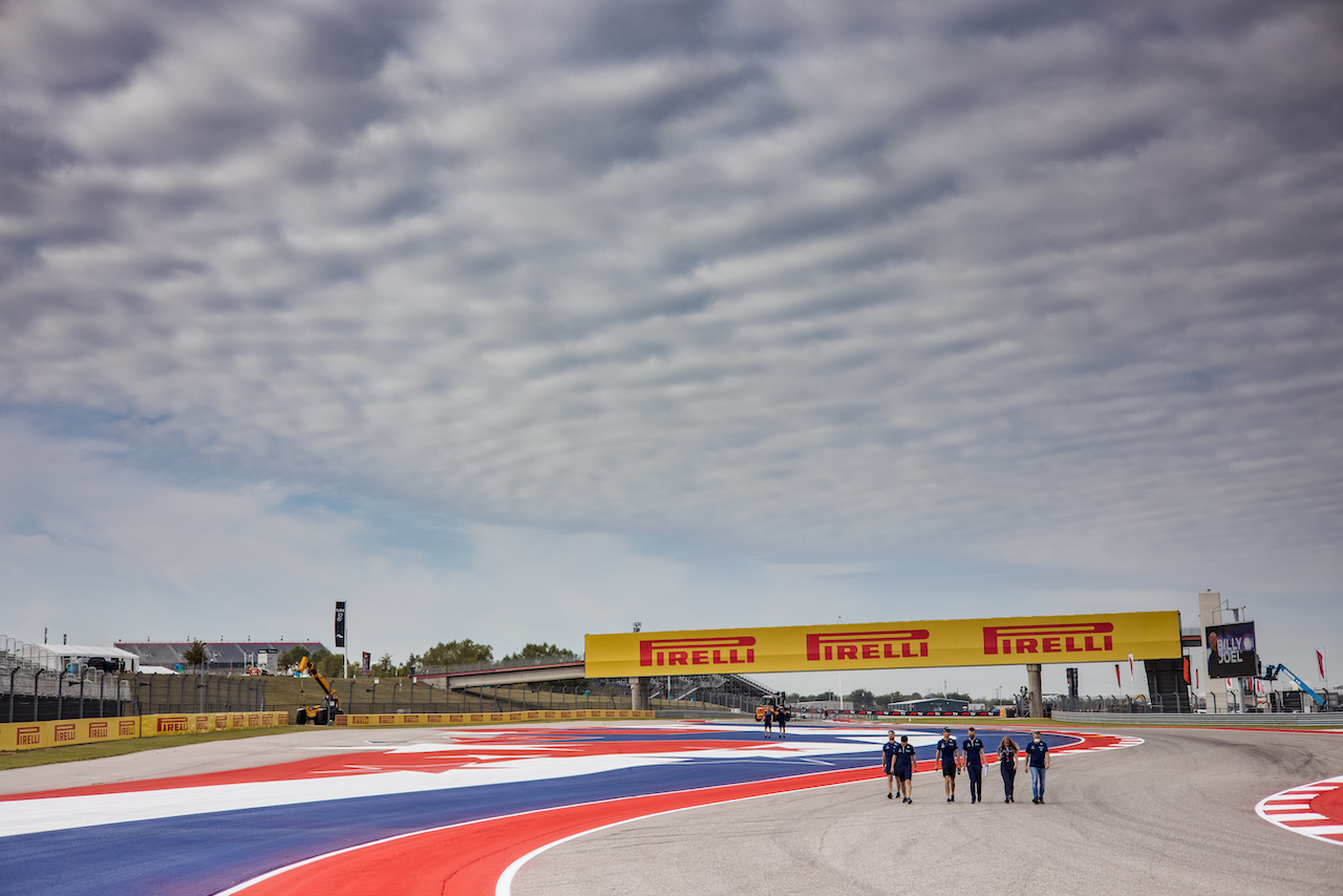 GP STATI UNITI, Nicholas Latifi (CDN) Williams Racing walks the circuit with the team.
21.10.2021. Formula 1 World Championship, Rd 17, United States Grand Prix, Austin, Texas, USA, Preparation Day.
- www.xpbimages.com, EMail: requests@xpbimages.com © Copyright: Bearne / XPB Images