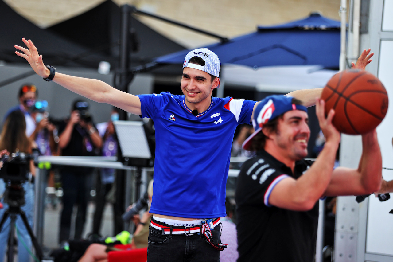 GP STATI UNITI, Esteban Ocon (FRA) Alpine F1 Team e Fernando Alonso (ESP) Alpine F1 Team play basketball in the paddock.
21.10.2021. Formula 1 World Championship, Rd 17, United States Grand Prix, Austin, Texas, USA, Preparation Day.
- www.xpbimages.com, EMail: requests@xpbimages.com © Copyright: Moy / XPB Images