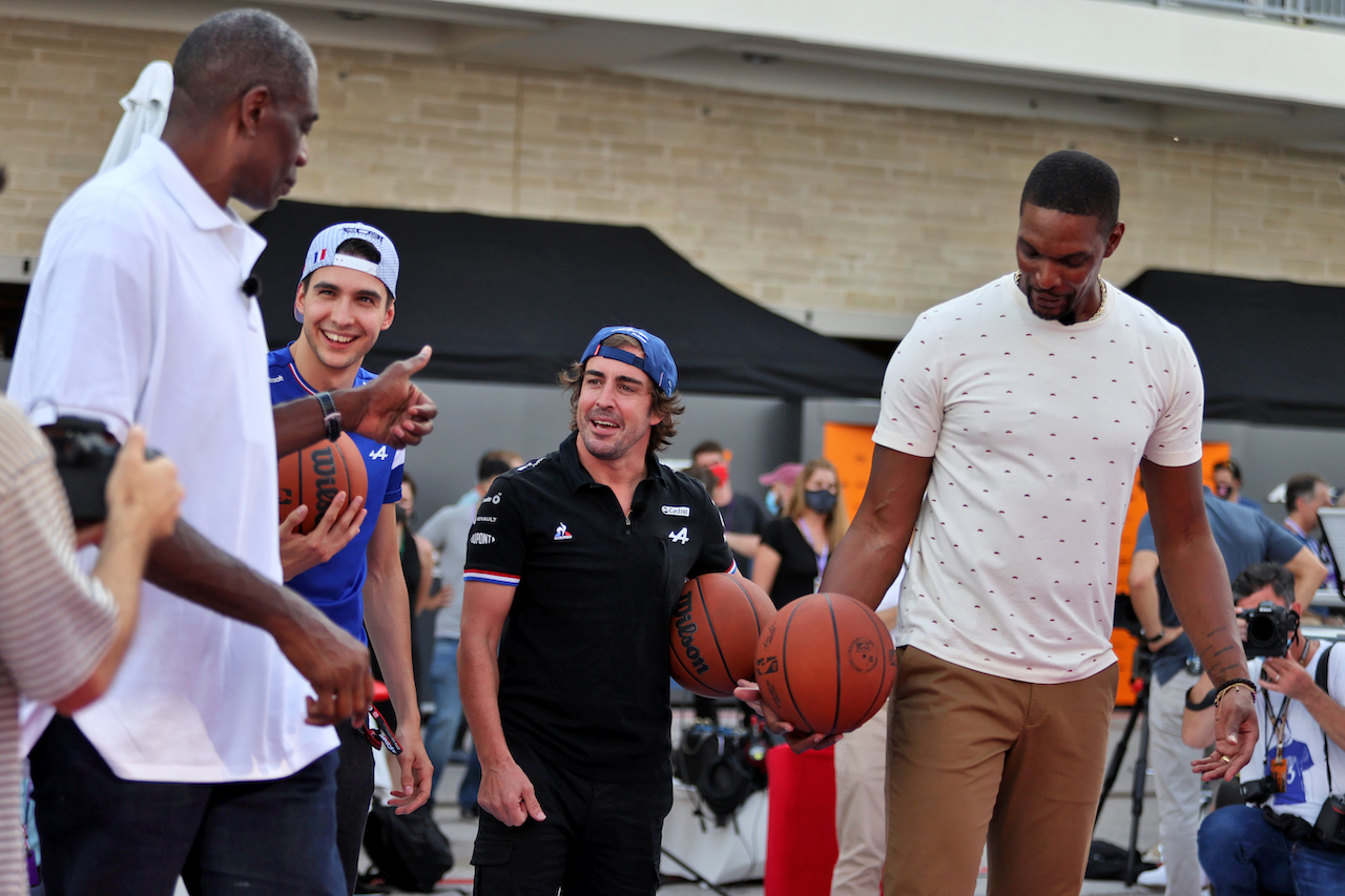 GP STATI UNITI, (L to R): Dikembe Mutombo, Former Basketball Player with Esteban Ocon (FRA) Alpine F1 Team; Fernando Alonso (ESP) Alpine F1 Team; e Chris Bosh (USA) Former Basketball Player.
21.10.2021. Formula 1 World Championship, Rd 17, United States Grand Prix, Austin, Texas, USA, Preparation Day.
- www.xpbimages.com, EMail: requests@xpbimages.com © Copyright: Moy / XPB Images