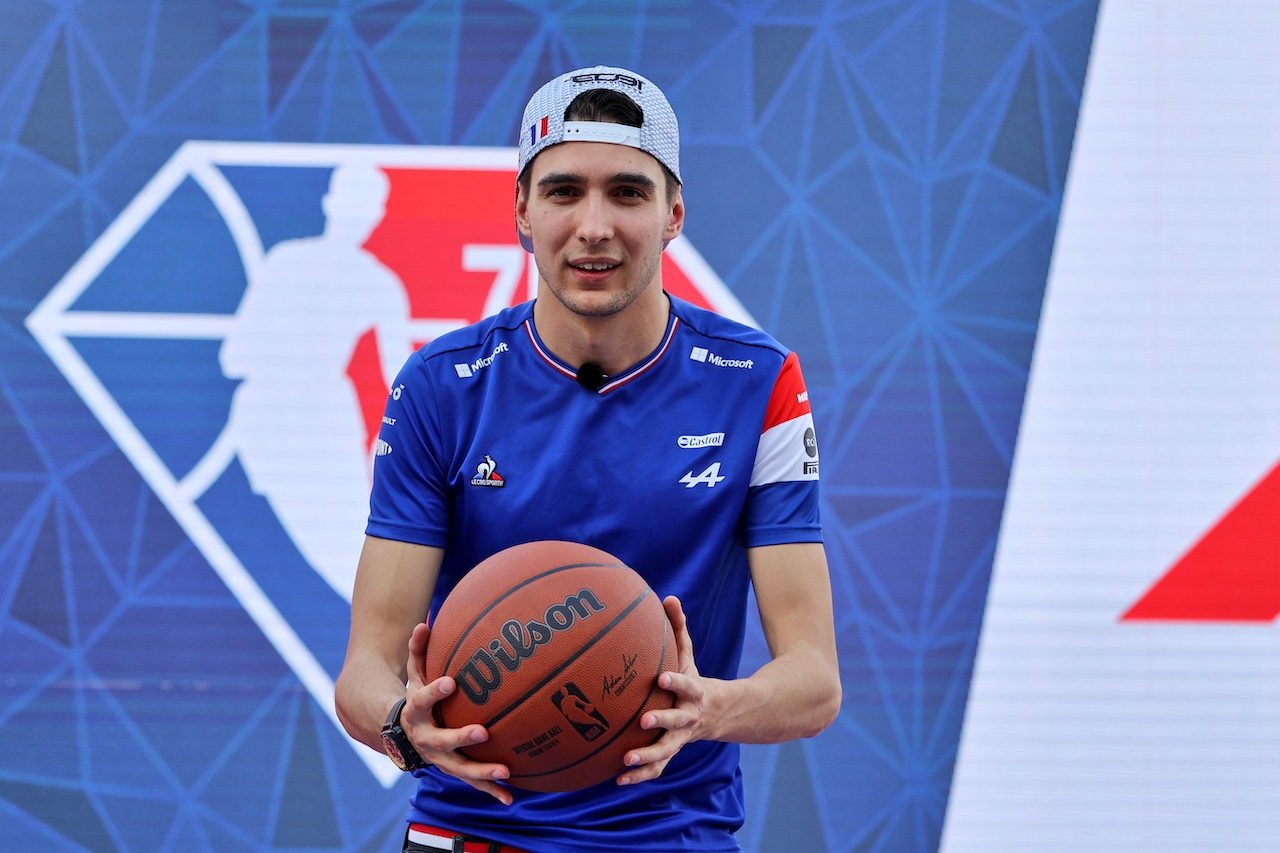 GP STATI UNITI, Esteban Ocon (FRA) Alpine F1 Team plays basketball in the paddock.
21.10.2021. Formula 1 World Championship, Rd 17, United States Grand Prix, Austin, Texas, USA, Preparation Day.
- www.xpbimages.com, EMail: requests@xpbimages.com © Copyright: Moy / XPB Images