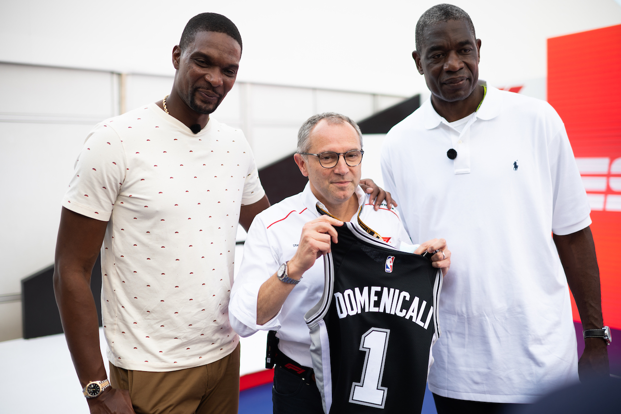 GP STATI UNITI, (L to R): Chris Bosh (USA) Former Basketball Player with Stefano Domenicali (ITA) Formula One President e CEO e Dikembe Mutombo, Former Basketball Player.
21.10.2021. Formula 1 World Championship, Rd 17, United States Grand Prix, Austin, Texas, USA, Preparation Day.
- www.xpbimages.com, EMail: requests@xpbimages.com © Copyright: Price / XPB Images