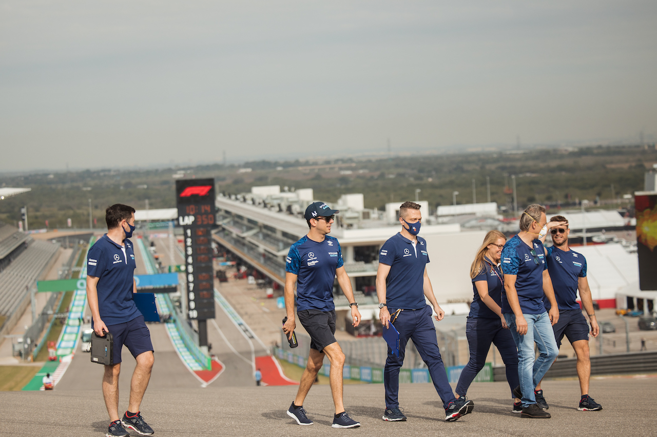 GP STATI UNITI, Nicholas Latifi (CDN) Williams Racing walks the circuit with the team.
21.10.2021. Formula 1 World Championship, Rd 17, United States Grand Prix, Austin, Texas, USA, Preparation Day.
- www.xpbimages.com, EMail: requests@xpbimages.com © Copyright: Bearne / XPB Images