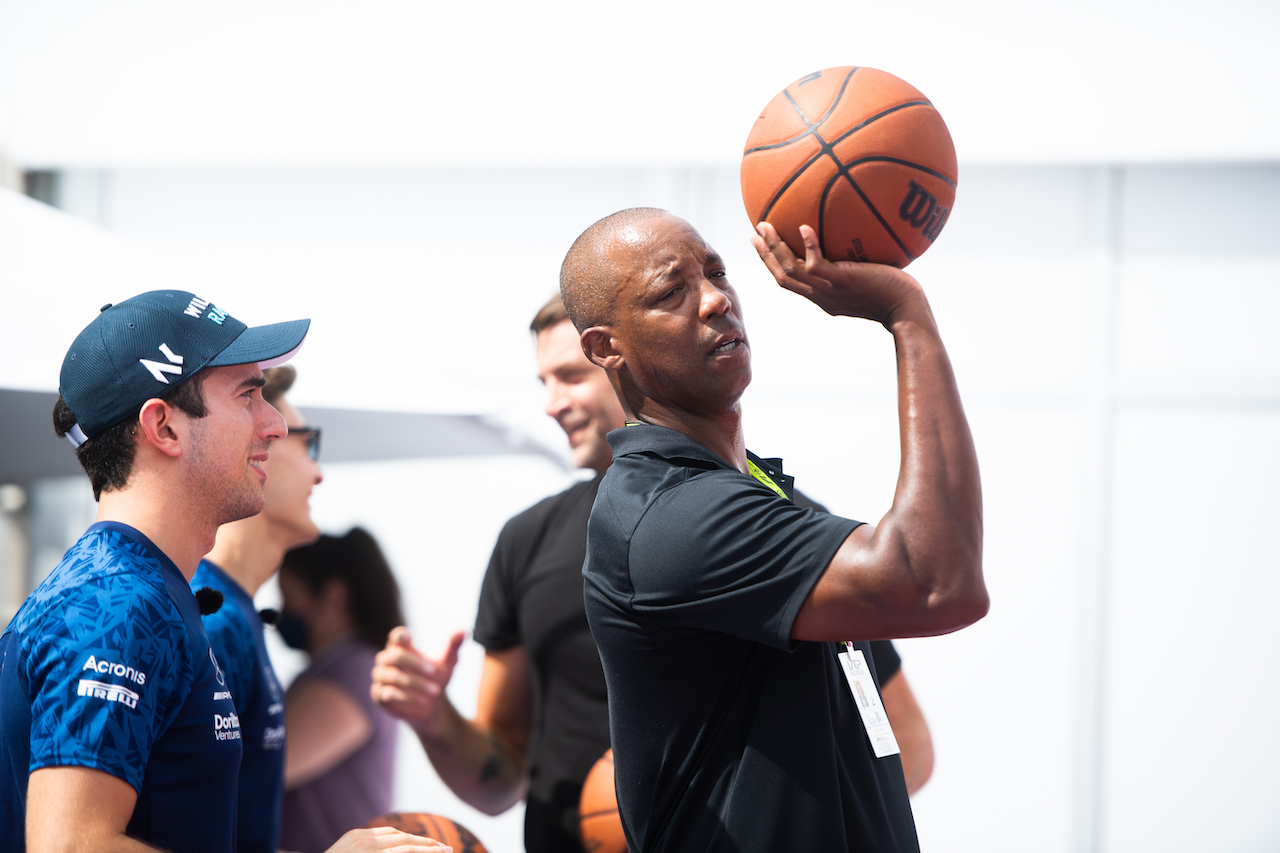 GP STATI UNITI, (L to R): Nicholas Latifi (CDN) Williams Racing plays basketball in the paddock with Sean Elliott (USA) Former Basketball Player.
21.10.2021. Formula 1 World Championship, Rd 17, United States Grand Prix, Austin, Texas, USA, Preparation Day.
- www.xpbimages.com, EMail: requests@xpbimages.com © Copyright: Price / XPB Images