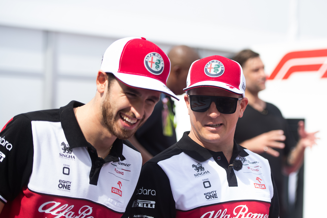 GP STATI UNITI, (L to R): Antonio Giovinazzi (ITA) Alfa Romeo Racing with team mate Kimi Raikkonen (FIN) Alfa Romeo Racing.
21.10.2021. Formula 1 World Championship, Rd 17, United States Grand Prix, Austin, Texas, USA, Preparation Day.
- www.xpbimages.com, EMail: requests@xpbimages.com © Copyright: Price / XPB Images