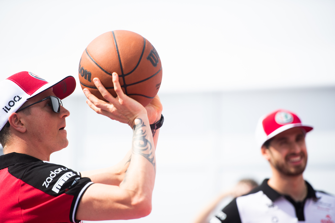 GP STATI UNITI, Kimi Raikkonen (FIN) Alfa Romeo Racing plays basketball in the paddock 
21.10.2021. Formula 1 World Championship, Rd 17, United States Grand Prix, Austin, Texas, USA, Preparation Day.
- www.xpbimages.com, EMail: requests@xpbimages.com © Copyright: Price / XPB Images