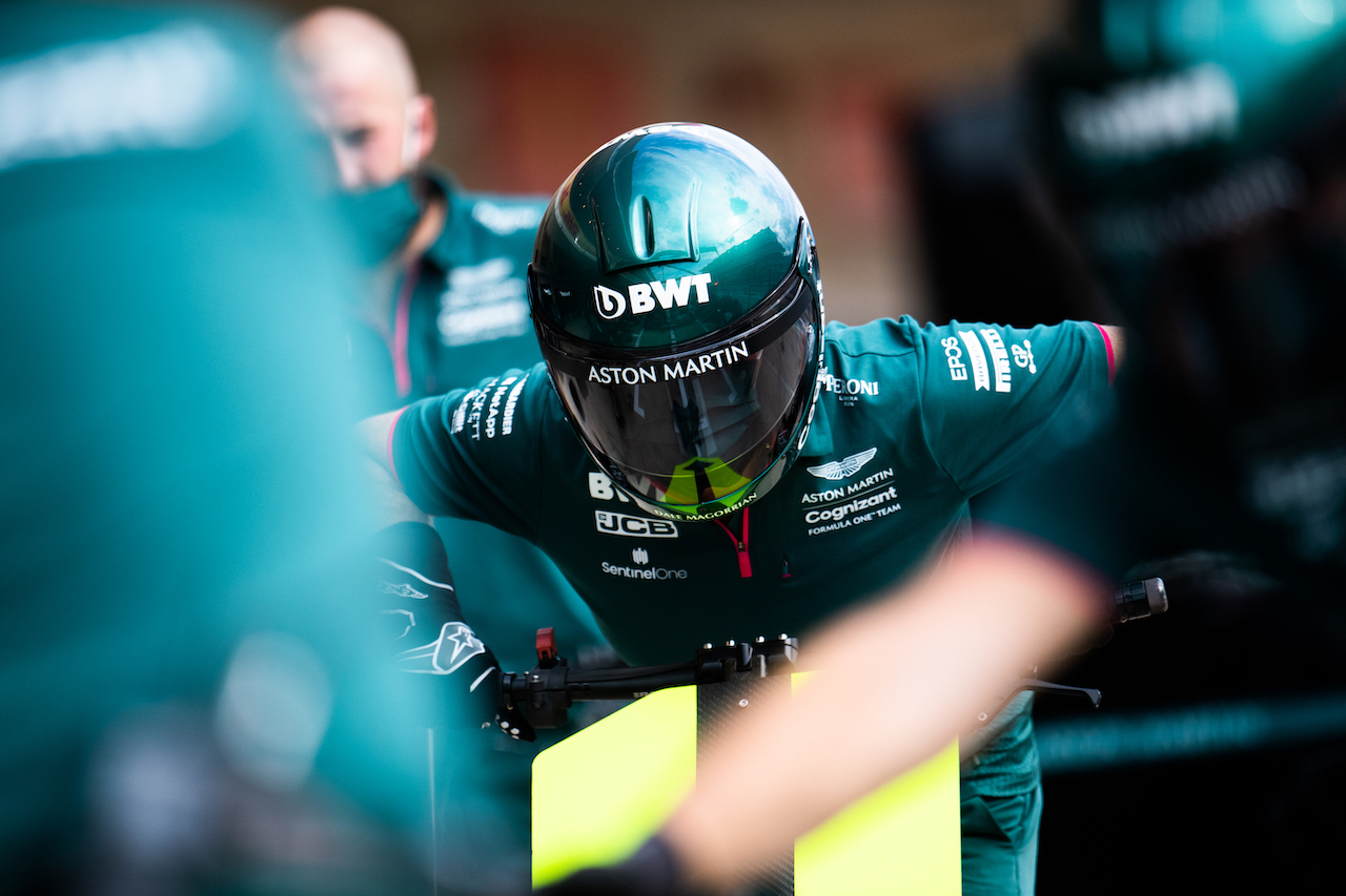 GP STATI UNITI, Aston Martin F1 Team AMR21 mechanic practices a pit stop.
21.10.2021. Formula 1 World Championship, Rd 17, United States Grand Prix, Austin, Texas, USA, Preparation Day.
- www.xpbimages.com, EMail: requests@xpbimages.com © Copyright: Price / XPB Images