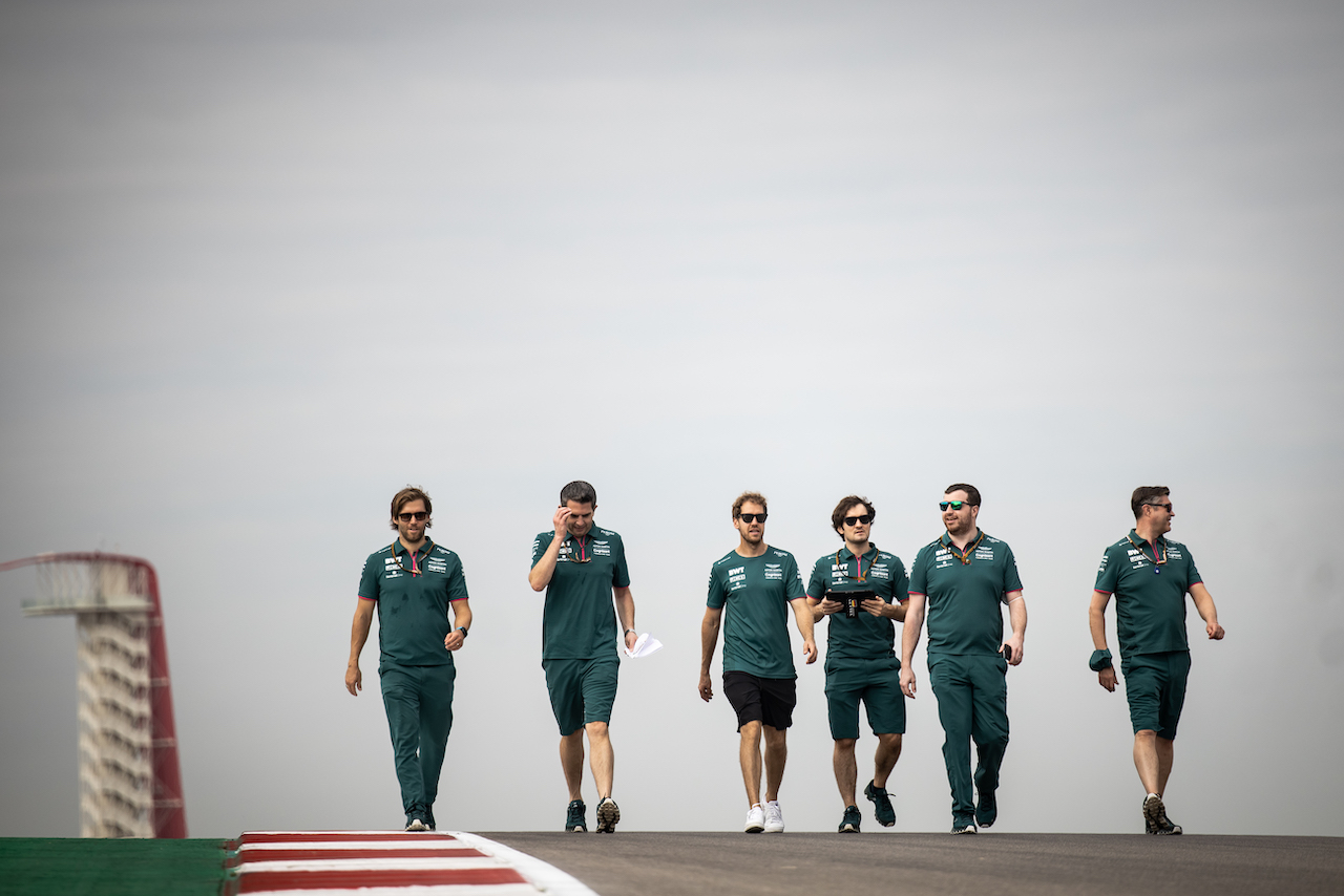 GP STATI UNITI, Sebastian Vettel (GER) Aston Martin F1 Team walks the circuit with the team.
21.10.2021. Formula 1 World Championship, Rd 17, United States Grand Prix, Austin, Texas, USA, Preparation Day.
- www.xpbimages.com, EMail: requests@xpbimages.com © Copyright: Bearne / XPB Images