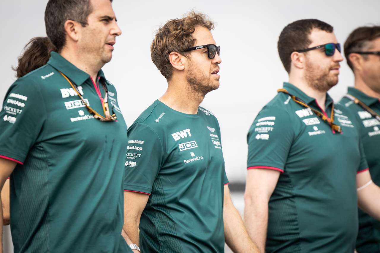 GP STATI UNITI, Sebastian Vettel (GER) Aston Martin F1 Team walks the circuit with the team.
21.10.2021. Formula 1 World Championship, Rd 17, United States Grand Prix, Austin, Texas, USA, Preparation Day.
- www.xpbimages.com, EMail: requests@xpbimages.com © Copyright: Bearne / XPB Images