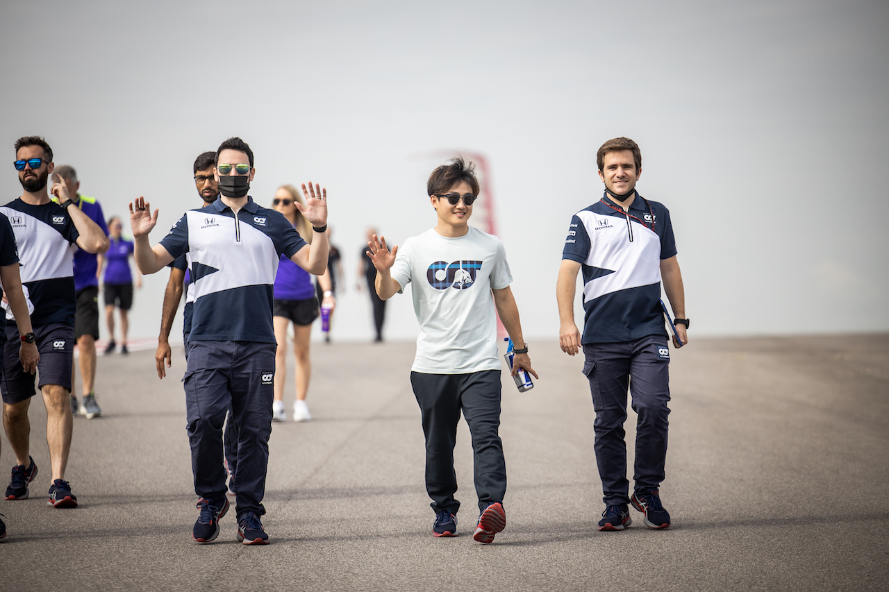 GP STATI UNITI, Yuki Tsunoda (JPN) AlphaTauri walks the circuit with the team.
21.10.2021. Formula 1 World Championship, Rd 17, United States Grand Prix, Austin, Texas, USA, Preparation Day.
- www.xpbimages.com, EMail: requests@xpbimages.com © Copyright: Bearne / XPB Images