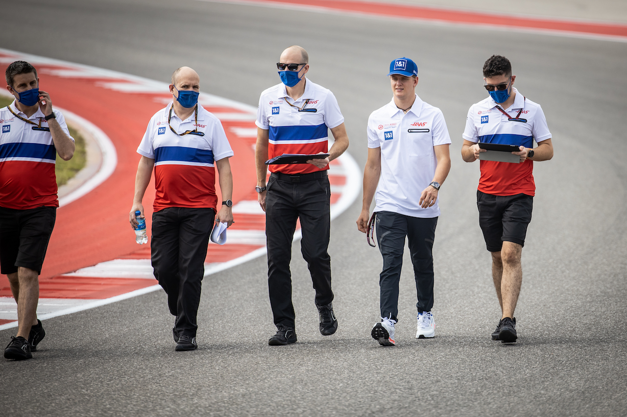GP STATI UNITI, Mick Schumacher (GER) Haas F1 Team walks the circuit with the team.
21.10.2021. Formula 1 World Championship, Rd 17, United States Grand Prix, Austin, Texas, USA, Preparation Day.
- www.xpbimages.com, EMail: requests@xpbimages.com © Copyright: Bearne / XPB Images