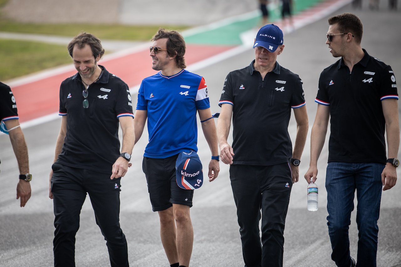 GP STATI UNITI, Fernando Alonso (ESP) Alpine F1 Team e Daniil Kvyat (RUS) Alpine F1 Team Reserve Driver walk the circuit with the team.
21.10.2021. Formula 1 World Championship, Rd 17, United States Grand Prix, Austin, Texas, USA, Preparation Day.
- www.xpbimages.com, EMail: requests@xpbimages.com © Copyright: Bearne / XPB Images