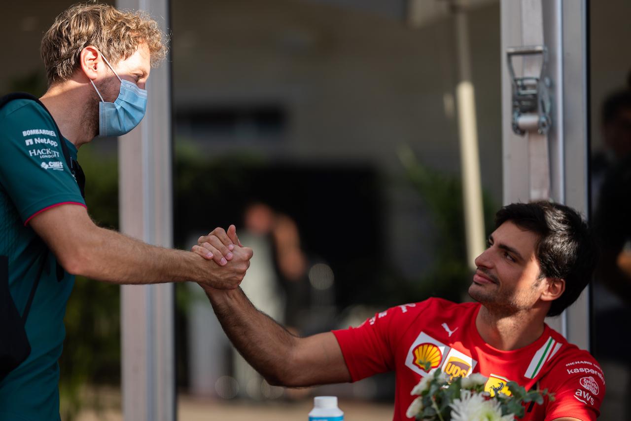 GP STATI UNITI, (L to R): Sebastian Vettel (GER) Aston Martin F1 Team with Carlos Sainz Jr (ESP) Ferrari.
21.10.2021. Formula 1 World Championship, Rd 17, United States Grand Prix, Austin, Texas, USA, Preparation Day.
- www.xpbimages.com, EMail: requests@xpbimages.com © Copyright: Price / XPB Images