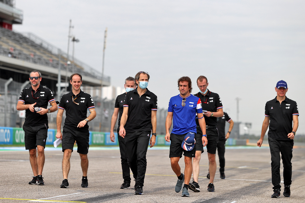 GP STATI UNITI, Fernando Alonso (ESP) Alpine F1 Team walks the circuit with the team.
21.10.2021. Formula 1 World Championship, Rd 17, United States Grand Prix, Austin, Texas, USA, Preparation Day.
- www.xpbimages.com, EMail: requests@xpbimages.com © Copyright: Moy / XPB Images