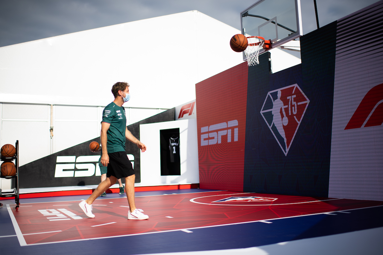 GP STATI UNITI, Sebastian Vettel (GER) Aston Martin F1 Team plays basketball in the paddock.
21.10.2021. Formula 1 World Championship, Rd 17, United States Grand Prix, Austin, Texas, USA, Preparation Day.
- www.xpbimages.com, EMail: requests@xpbimages.com © Copyright: Price / XPB Images