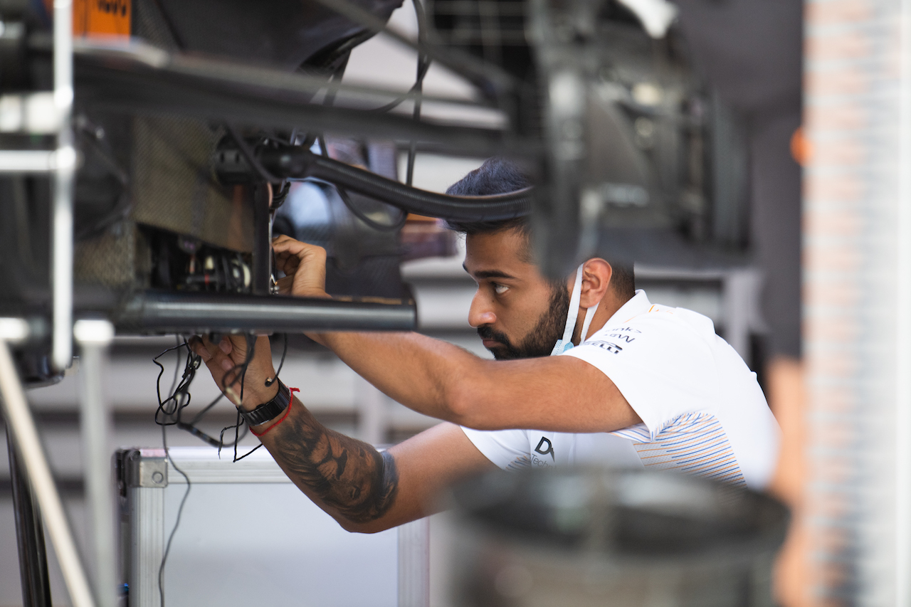GP STATI UNITI, McLaren mechanic.
21.10.2021. Formula 1 World Championship, Rd 17, United States Grand Prix, Austin, Texas, USA, Preparation Day.
- www.xpbimages.com, EMail: requests@xpbimages.com © Copyright: Price / XPB Images