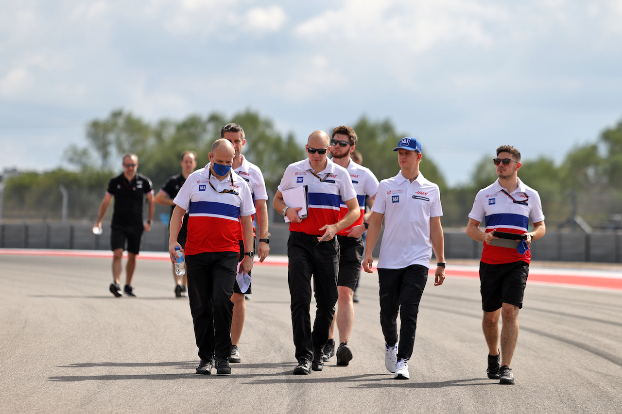GP STATI UNITI, Mick Schumacher (GER) Haas F1 Team walks the circuit with the team.
21.10.2021. Formula 1 World Championship, Rd 17, United States Grand Prix, Austin, Texas, USA, Preparation Day.
- www.xpbimages.com, EMail: requests@xpbimages.com © Copyright: Moy / XPB Images
