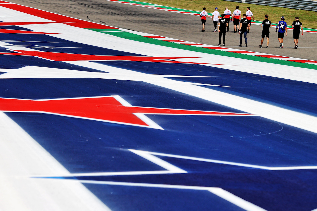 GP STATI UNITI, Fernando Alonso (ESP) Alpine F1 Team e Daniil Kvyat (RUS) Alpine F1 Team Reserve Driver walk the circuit with the team.
21.10.2021. Formula 1 World Championship, Rd 17, United States Grand Prix, Austin, Texas, USA, Preparation Day.
- www.xpbimages.com, EMail: requests@xpbimages.com © Copyright: Moy / XPB Images