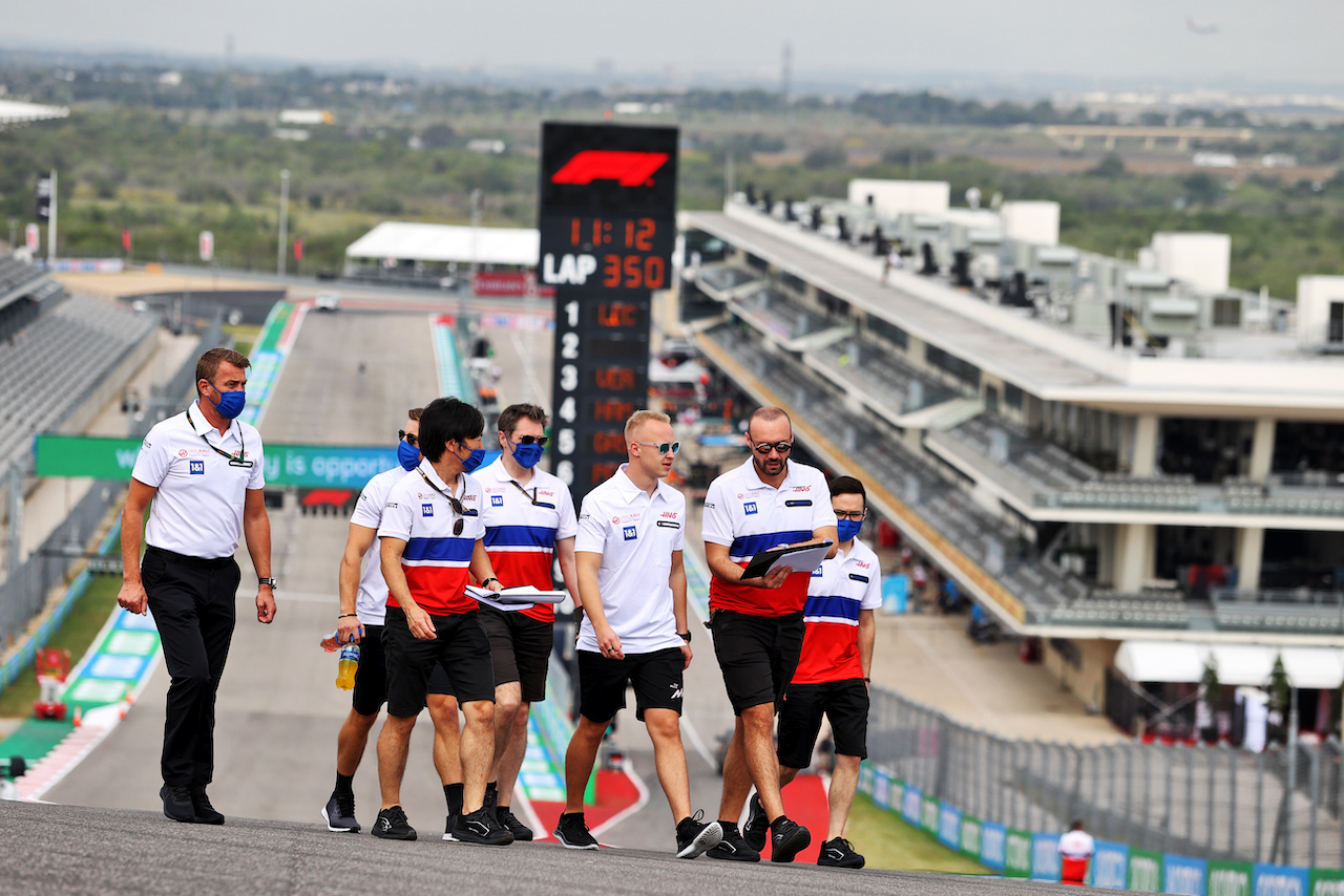 GP STATI UNITI, Nikita Mazepin (RUS) Haas F1 Team walks the circuit with the team.
21.10.2021. Formula 1 World Championship, Rd 17, United States Grand Prix, Austin, Texas, USA, Preparation Day.
- www.xpbimages.com, EMail: requests@xpbimages.com © Copyright: Moy / XPB Images