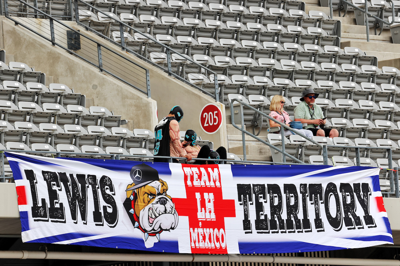 GP STATI UNITI, Lewis Hamilton (GBR) Mercedes AMG F1 fans e banner.
21.10.2021. Formula 1 World Championship, Rd 17, United States Grand Prix, Austin, Texas, USA, Preparation Day.
- www.xpbimages.com, EMail: requests@xpbimages.com © Copyright: Batchelor / XPB Images