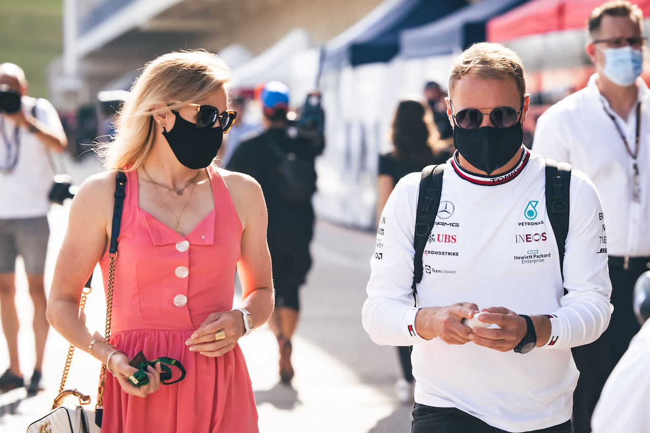 GP STATI UNITI, Valtteri Bottas (FIN) Mercedes AMG F1 with Domenica Tiffany Cromwell (AUS) Professional Cyclist.
23.10.2021. Formula 1 World Championship, Rd 17, United States Grand Prix, Austin, Texas, USA, Qualifiche Day.
- www.xpbimages.com, EMail: requests@xpbimages.com © Copyright: Bearne / XPB Images