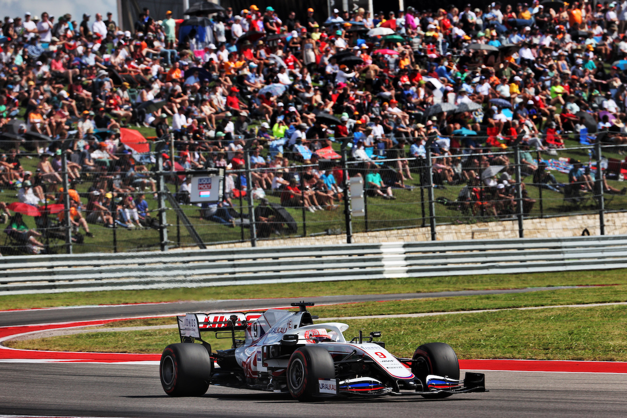 GP STATI UNITI, Nikita Mazepin (RUS) Haas F1 Team VF-21.
23.10.2021. Formula 1 World Championship, Rd 17, United States Grand Prix, Austin, Texas, USA, Qualifiche Day.
- www.xpbimages.com, EMail: requests@xpbimages.com © Copyright: Batchelor / XPB Images
