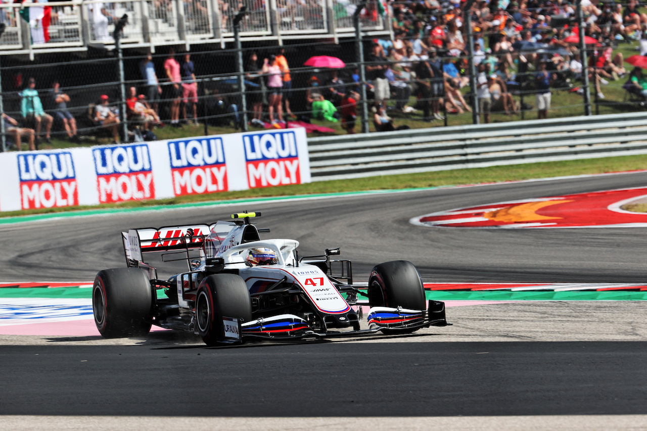 GP STATI UNITI, Mick Schumacher (GER) Haas VF-21 rusn wide in the third practice session.
23.10.2021. Formula 1 World Championship, Rd 17, United States Grand Prix, Austin, Texas, USA, Qualifiche Day.
- www.xpbimages.com, EMail: requests@xpbimages.com © Copyright: Batchelor / XPB Images