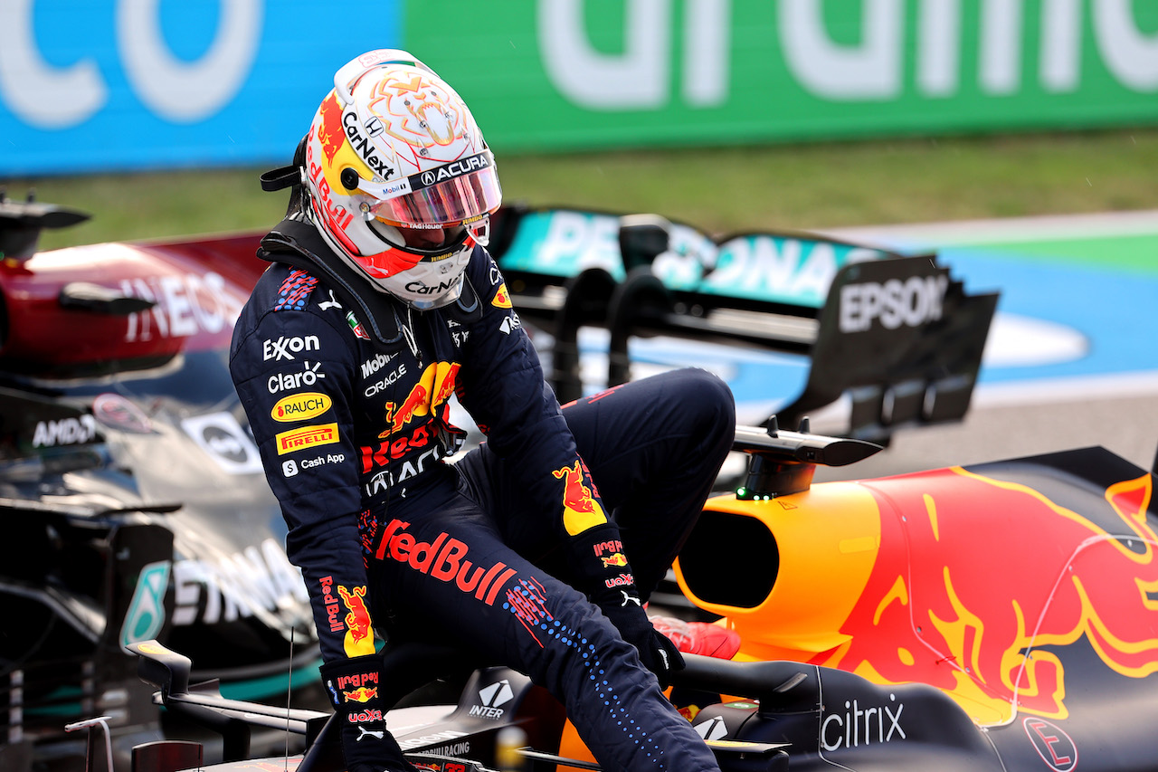 GP STATI UNITI, Pole position for Max Verstappen (NLD) Red Bull Racing RB16B.
23.10.2021. Formula 1 World Championship, Rd 17, United States Grand Prix, Austin, Texas, USA, Qualifiche Day.
- www.xpbimages.com, EMail: requests@xpbimages.com © Copyright: Batchelor / XPB Images