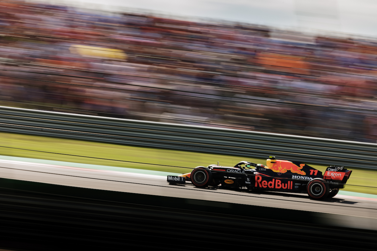 GP STATI UNITI, Sergio Perez (MEX) Red Bull Racing RB16B.
23.10.2021. Formula 1 World Championship, Rd 17, United States Grand Prix, Austin, Texas, USA, Qualifiche Day.
- www.xpbimages.com, EMail: requests@xpbimages.com © Copyright: Bearne / XPB Images