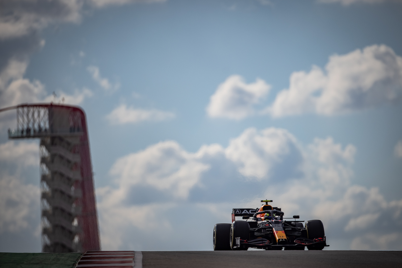 GP STATI UNITI, Sergio Perez (MEX) Red Bull Racing RB16B.
23.10.2021. Formula 1 World Championship, Rd 17, United States Grand Prix, Austin, Texas, USA, Qualifiche Day.
- www.xpbimages.com, EMail: requests@xpbimages.com © Copyright: Bearne / XPB Images