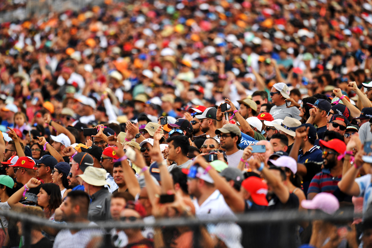 GP STATI UNITI, Circuit Atmosfera - fans in the grandstand.
23.10.2021. Formula 1 World Championship, Rd 17, United States Grand Prix, Austin, Texas, USA, Qualifiche Day.
- www.xpbimages.com, EMail: requests@xpbimages.com © Copyright: Price / XPB Images