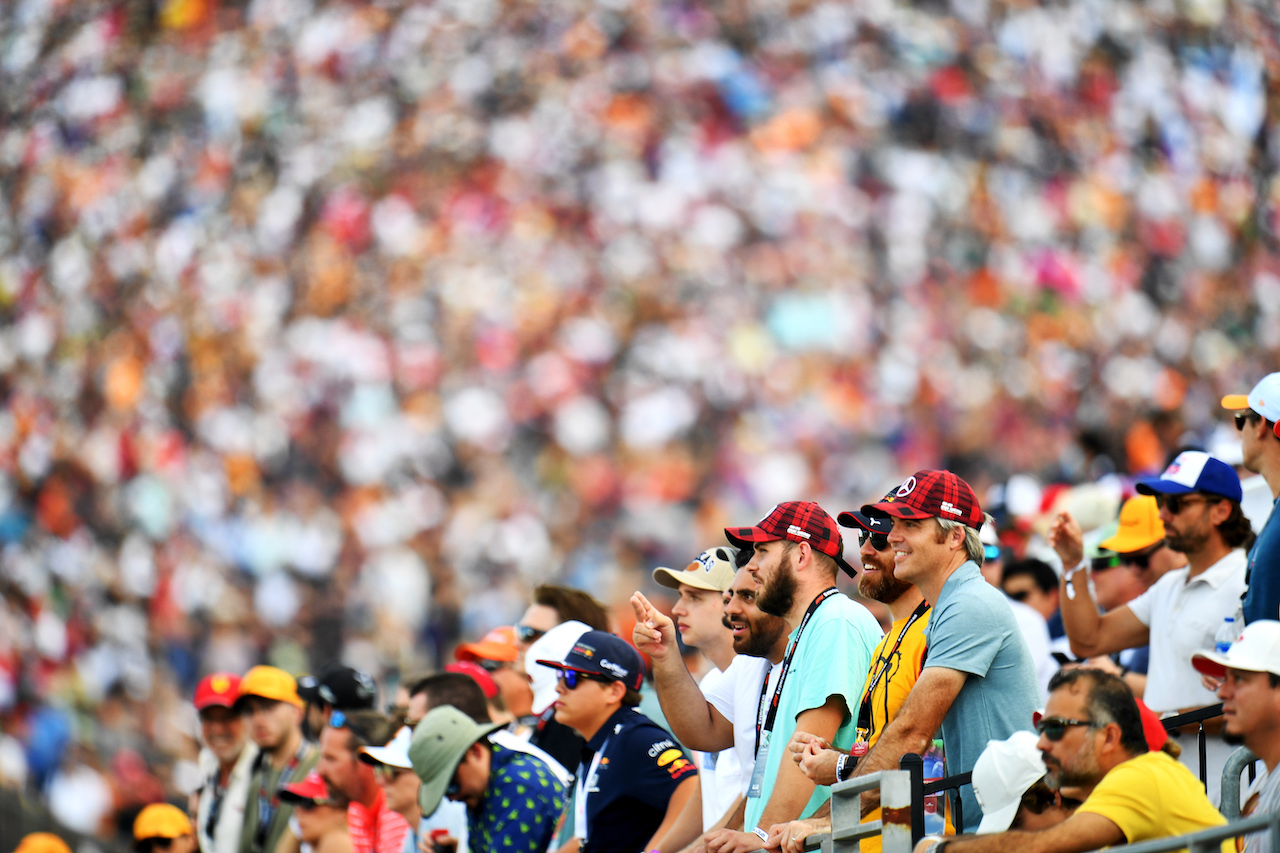 GP STATI UNITI, Circuit Atmosfera - fans in the grandstand.
23.10.2021. Formula 1 World Championship, Rd 17, United States Grand Prix, Austin, Texas, USA, Qualifiche Day.
- www.xpbimages.com, EMail: requests@xpbimages.com © Copyright: Price / XPB Images