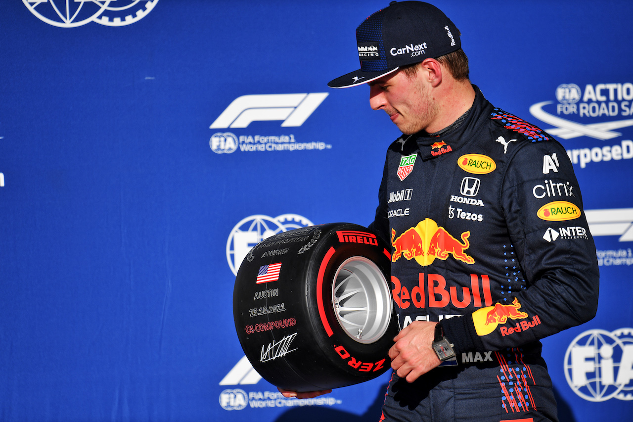 GP STATI UNITI, Max Verstappen (NLD) Red Bull Racing celebrates with the Pirelli Pole Position Award in qualifying parc ferme.
23.10.2021. Formula 1 World Championship, Rd 17, United States Grand Prix, Austin, Texas, USA, Qualifiche Day.
- www.xpbimages.com, EMail: requests@xpbimages.com © Copyright: Price / XPB Images